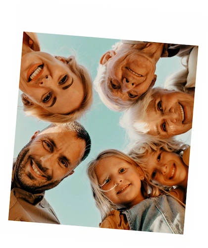 Personas formando un círculo con sus manos, simbolizando la conexión y la comunidad